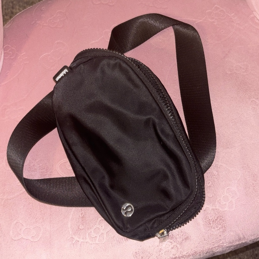 Black lululemon bag